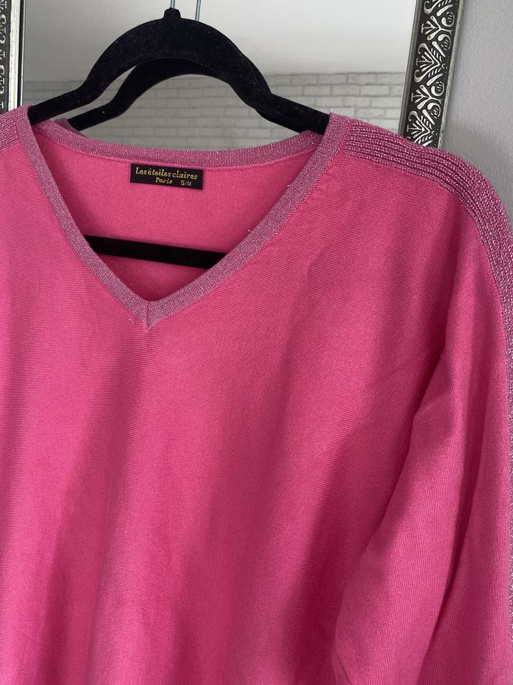 Różowy sweterek mieniący pasek