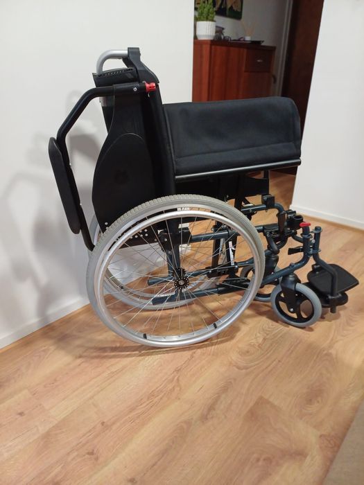 Cadeira de rodas com encosto de cabeça