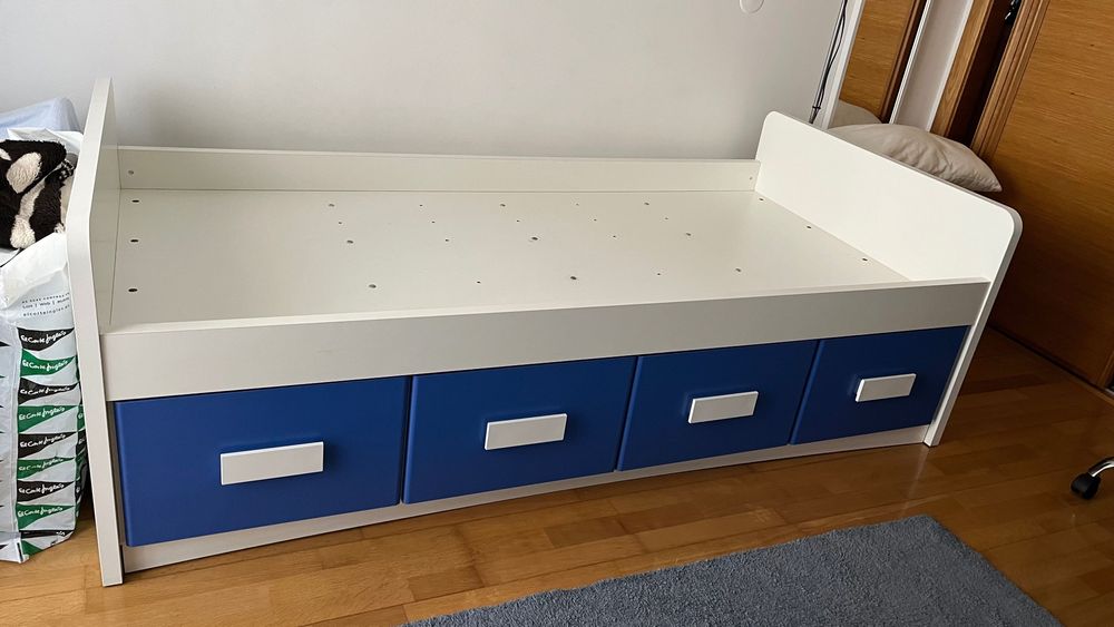 Cama de solteiro com arrumação em excelente condição