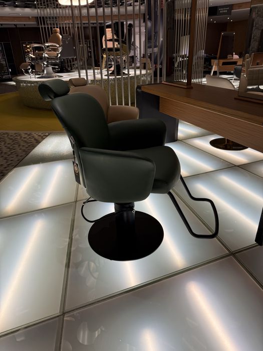 Cadeiras cabeleiriro e rampas lavar cabecas