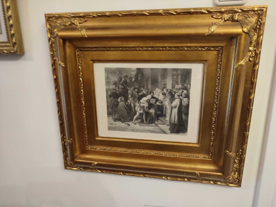 Quadro com moldura dourada e gravura preto e branco