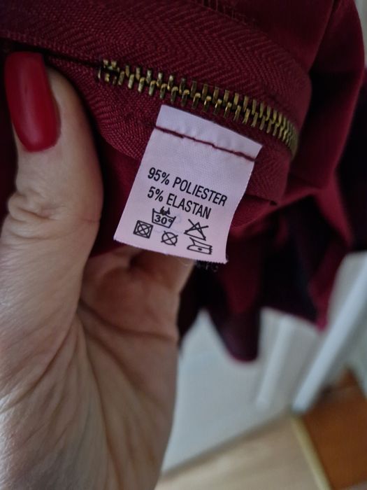 Bordowa, rozkloszowana sukienka