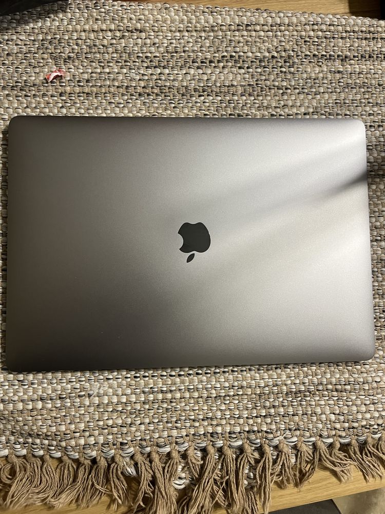 MacBook Pro A1990