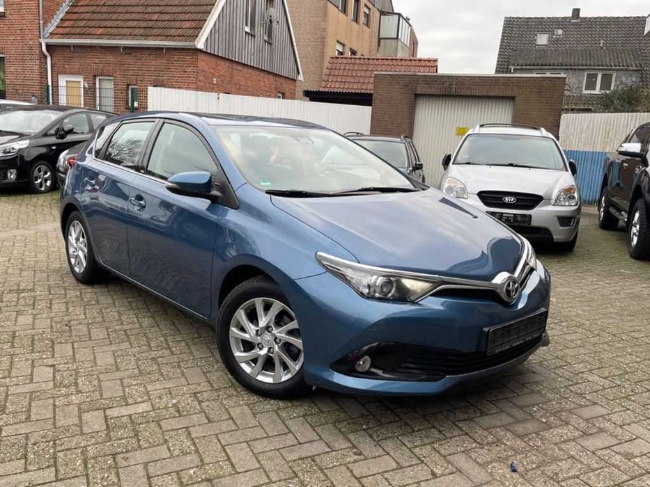 Бампер передній Toyota Auris E18 разборка Тойота Ауріс Е18 запчастини