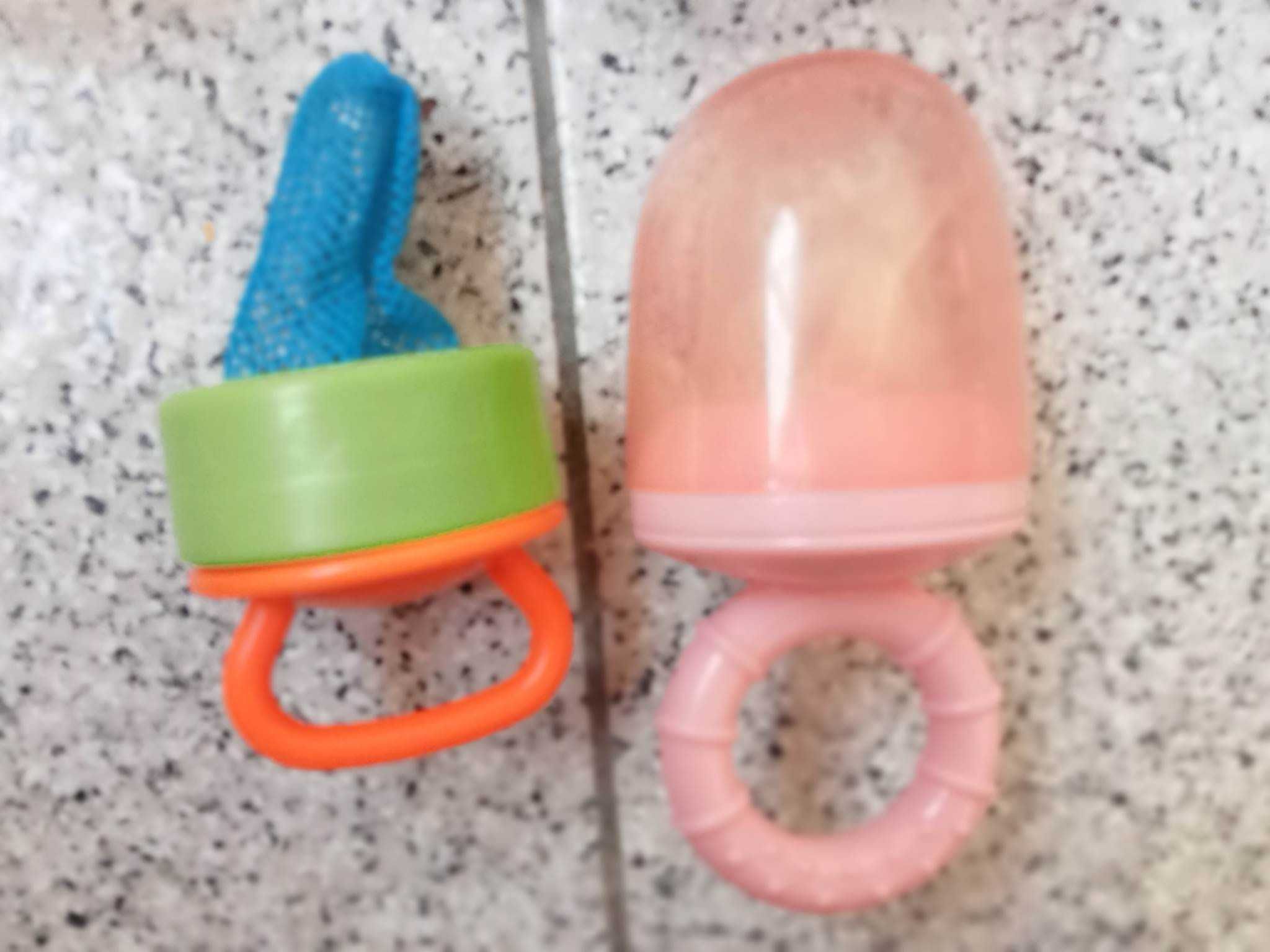 Vários brinquedos para bebé