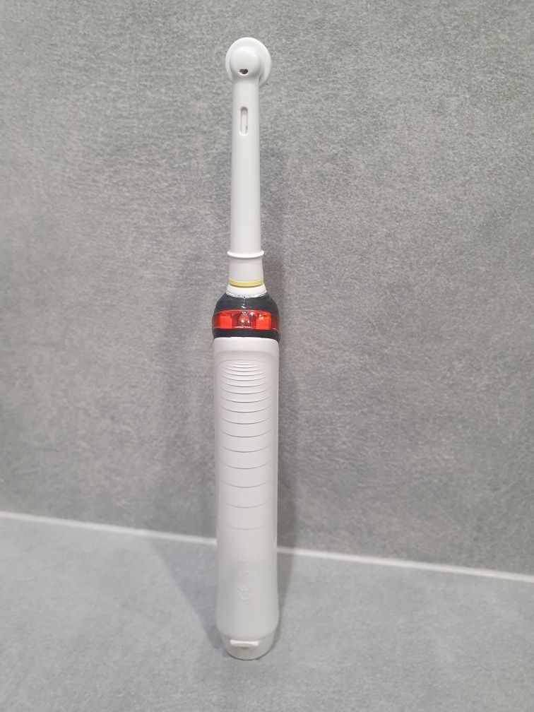 Szczoteczka elektryczna ORAL B pro2