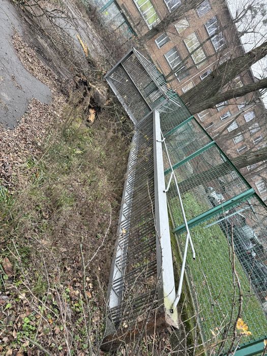 Металеві сходи, драбина з балконом, лестница металическая