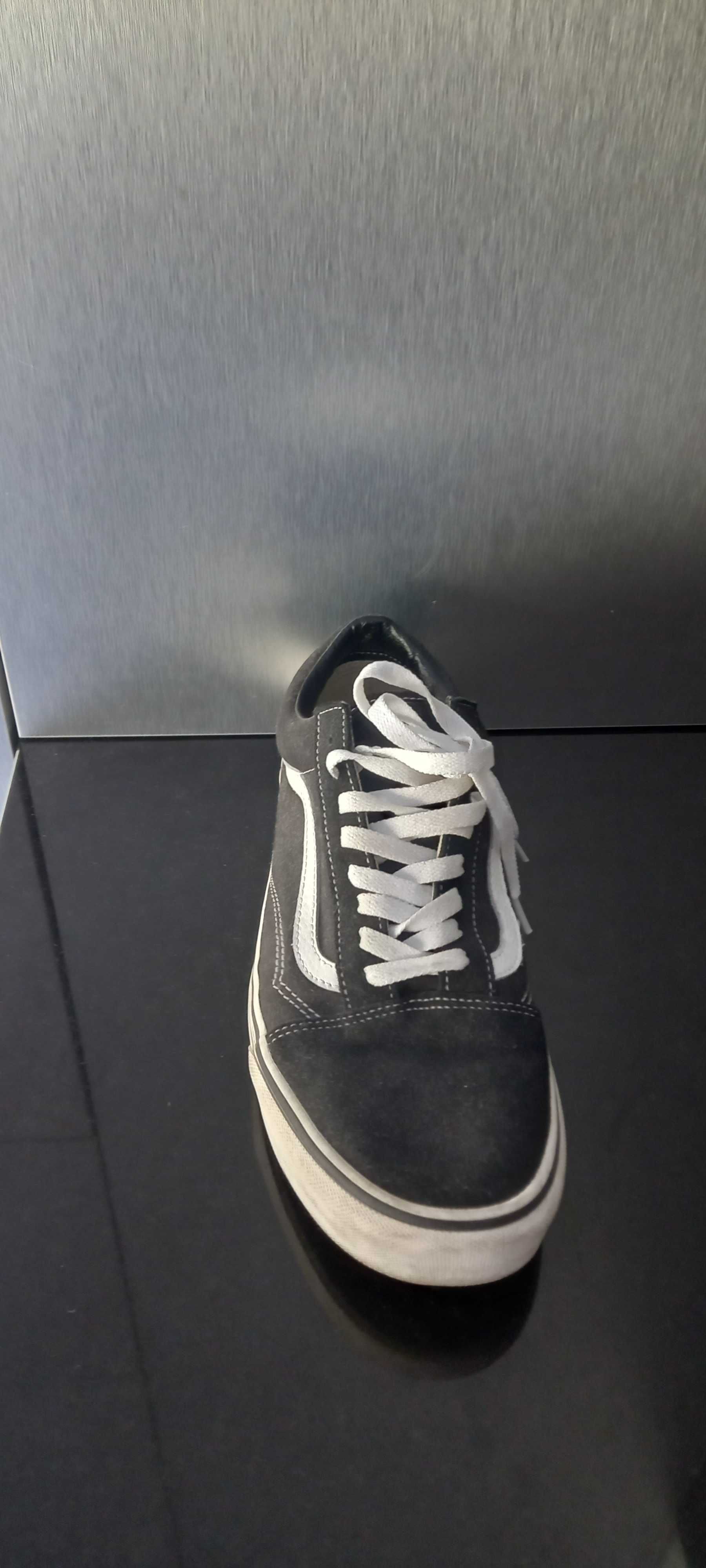 Sapatilhas VANS dois pares,um novo outro com pouco uso