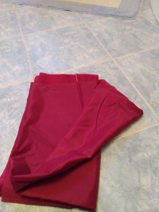 Cienki bordowy materiał