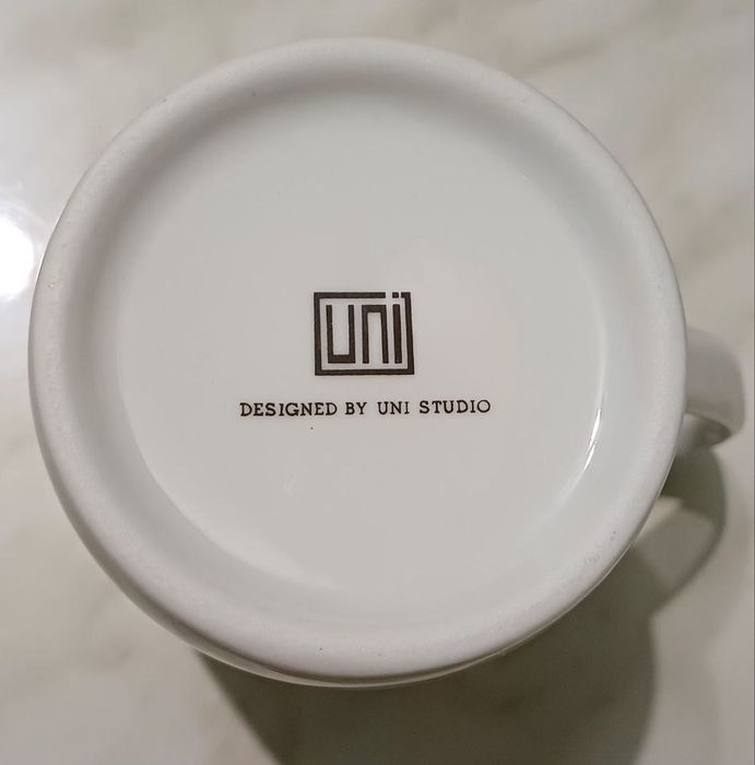 Керамическая кружка с рисунком слив. 
Кружка белого цвета с изображени