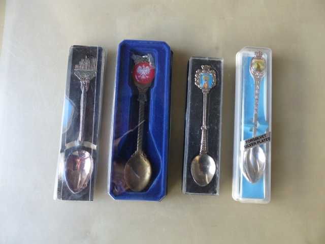 Colheres de coleção (4), D em caixa