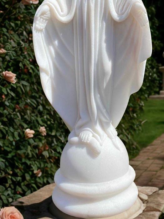 Figura Matki Boskiej na Komunię  piękny prezent z marmuru