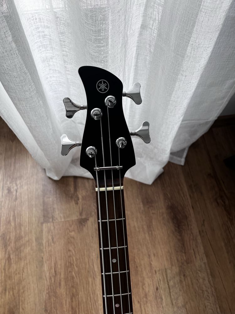 Gitara basowa Yamaha ze wzmacniaczem