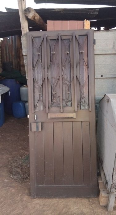Porta exterior em Alumínio  castanha