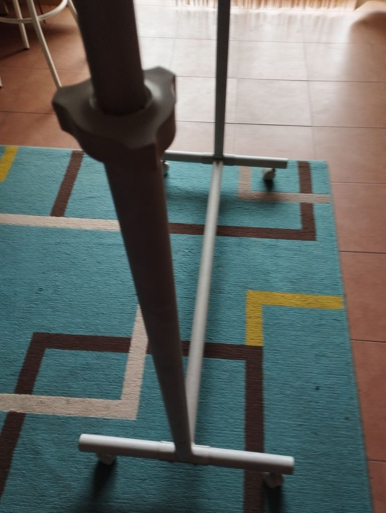 Suporte cabide em ferro com rodas