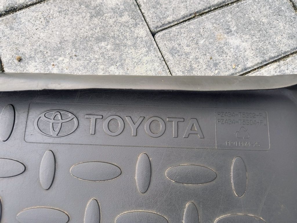 Guma mata do bagażnika Toyota Avensis kombi T27