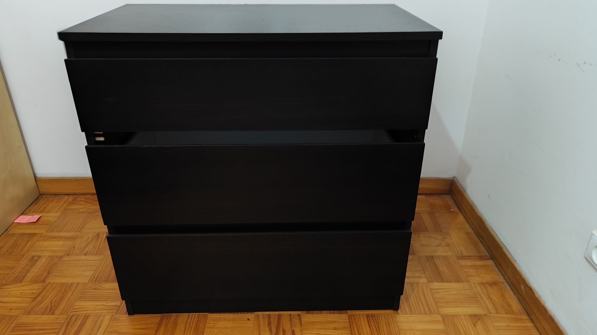 Cómoda preta IKEA