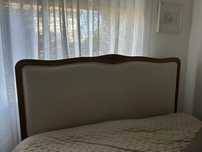 Cama de casal de madeira e forrada a Linho