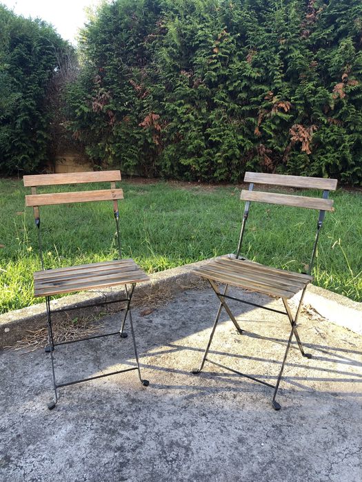 Cadeiras e mesa de esplanada