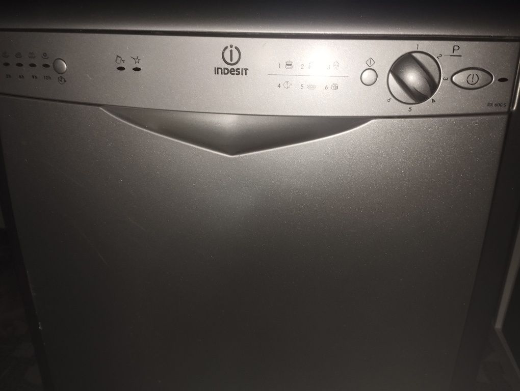 Máquina de lavar loiça Indesit IDL600S. Com avaria