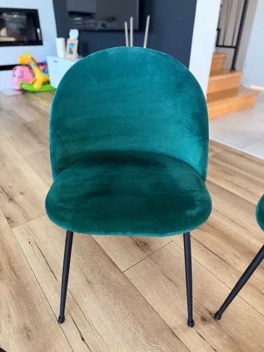 Krzesła welurowe butelkowa zieleń na metalowych czarnych nogach