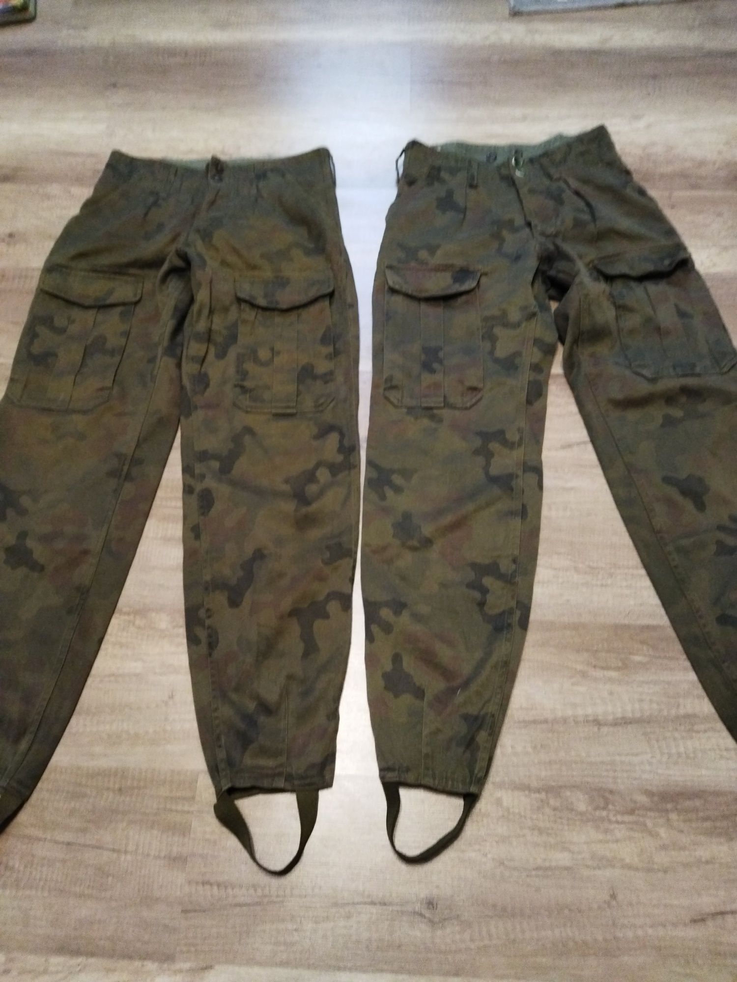 Dwie pary spodni wojskowych wielosezonowe.