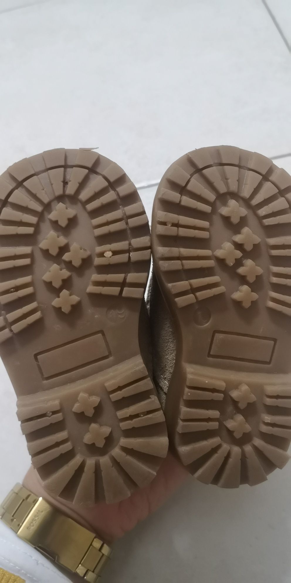 Sapatos de criança modelo carneiras T. 19
Sola em borracha
Com pouco u