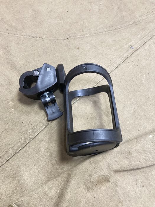 Крепление для бутылки стакана на коляску