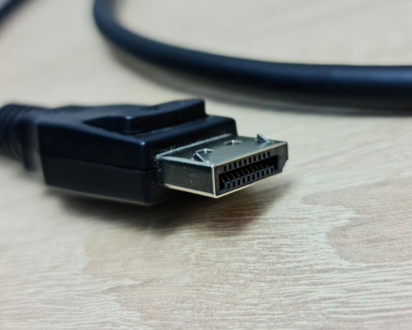 Продам 1,5 м кабель Displayport 1.2
