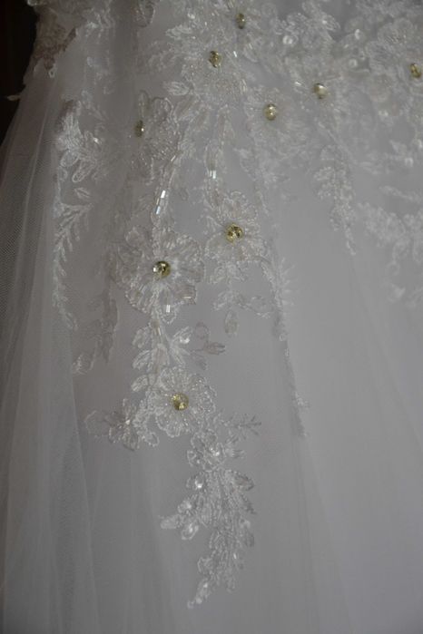 suknia ślubna model princessa pod szyję odkryte plecy