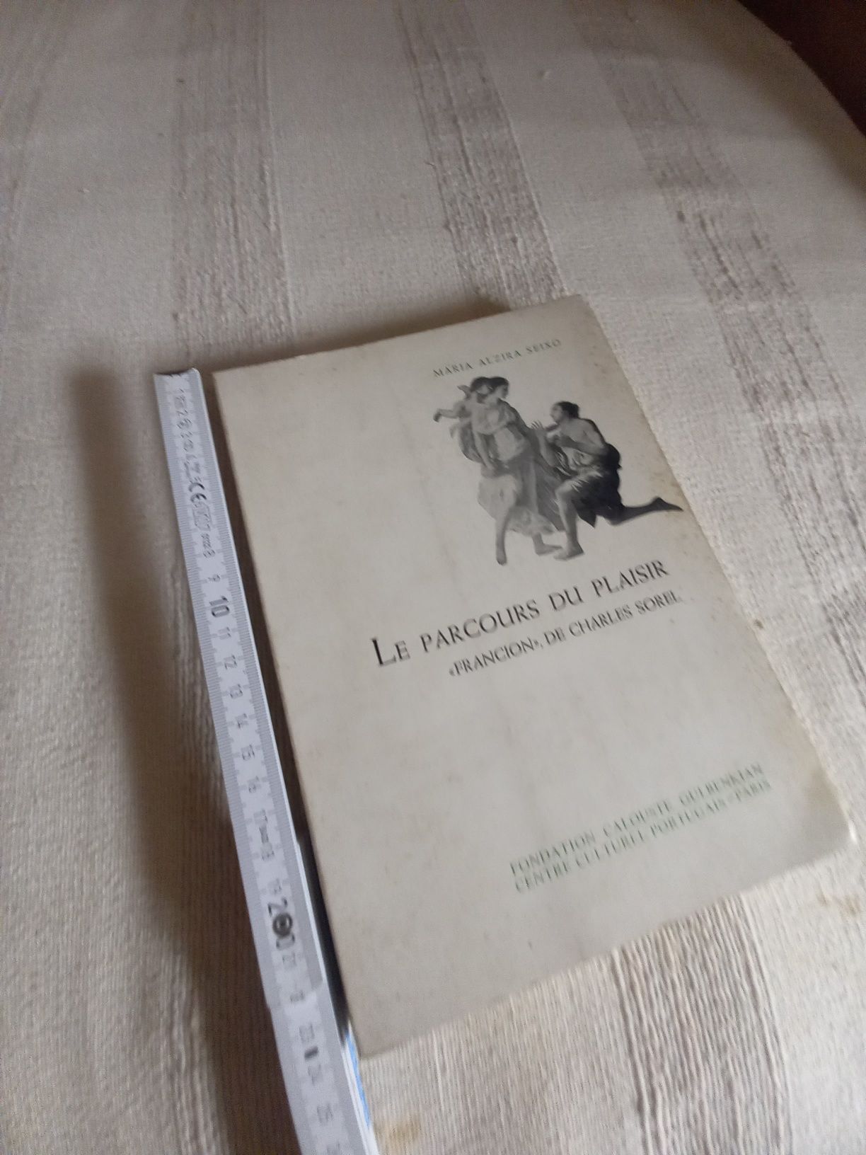 Livro de Maria Alzira seixo em francês Ed Gulbenkian