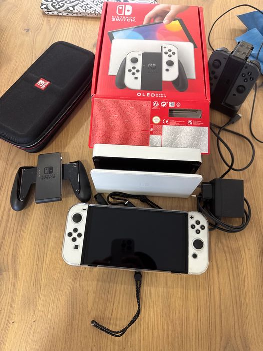 Nintendo Switch OLED com 4 commandos