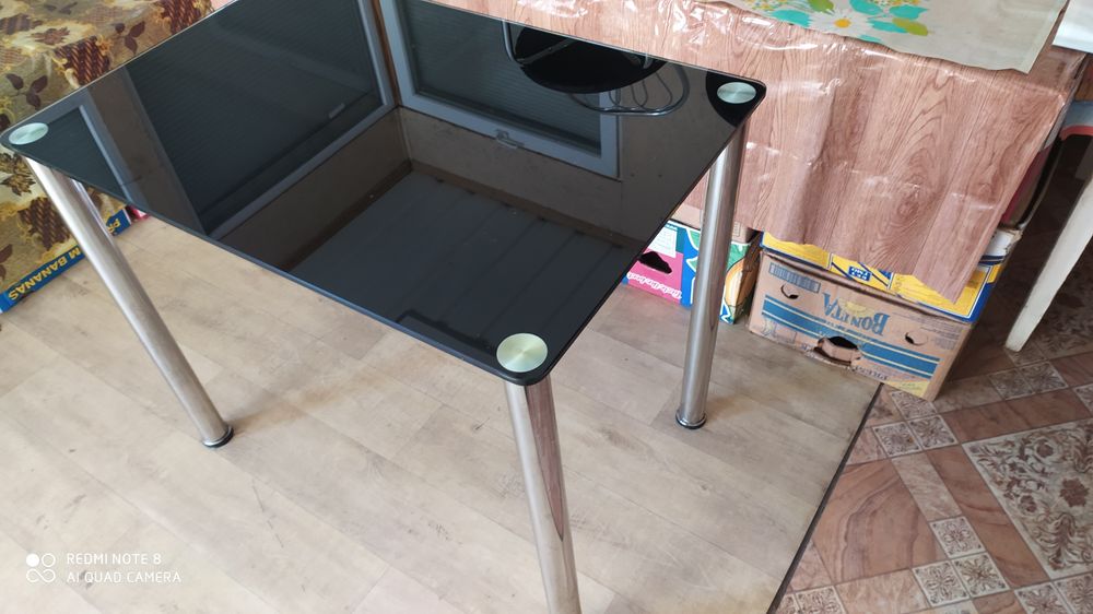 Стол стеклянный и стулья