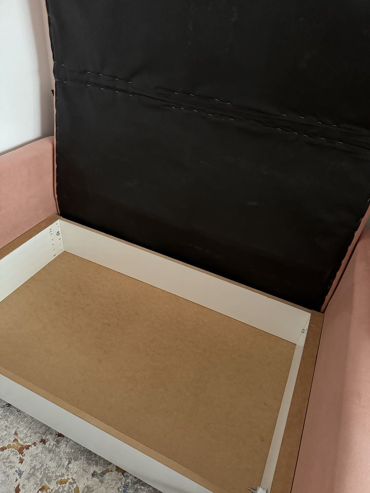 Różowa sofa z funkcją spania