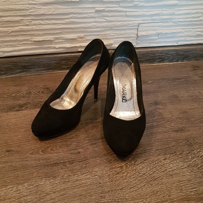 Czarne czółenka zamszowe