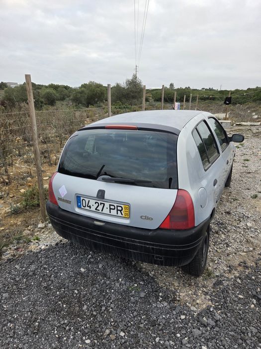 Renault Clio 2000 1.2 RN — 400 eur [carro não anda]