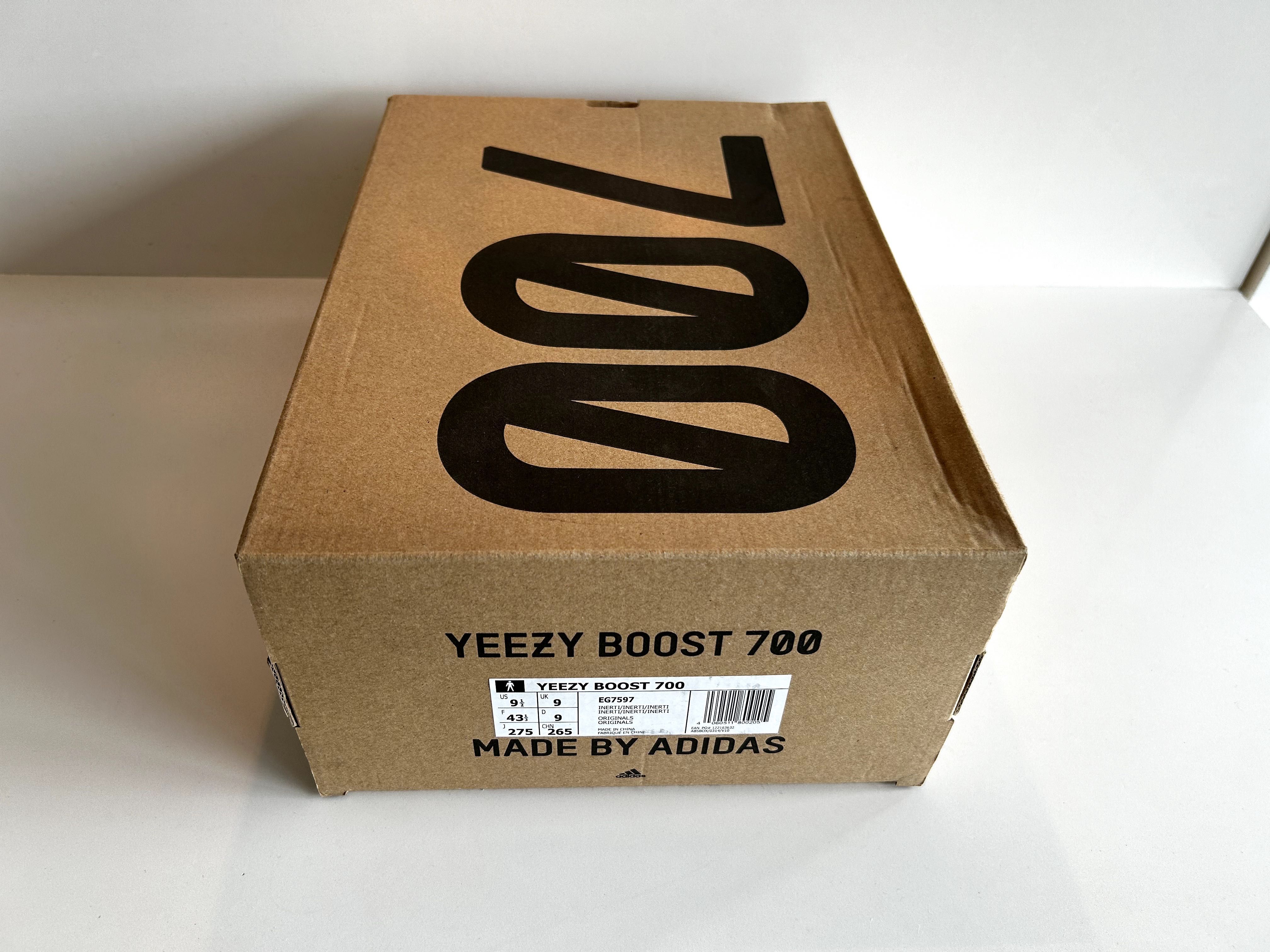 Yeezy boost 700 Inertia size 43 com caixa original preço negociável