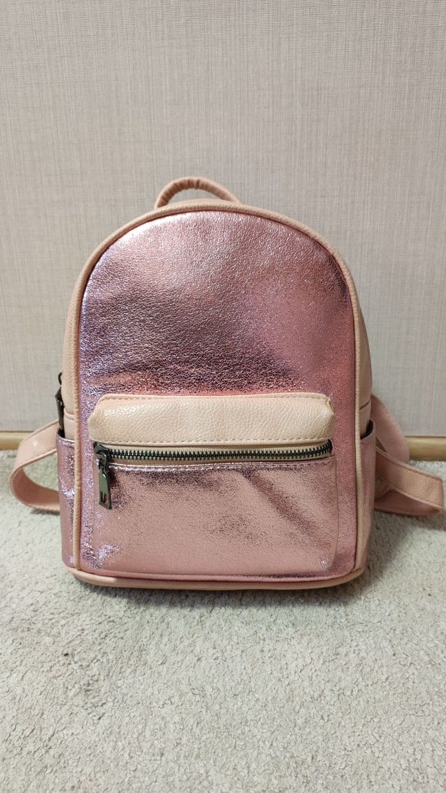 Рожевий рюкзак в ідеальному стані