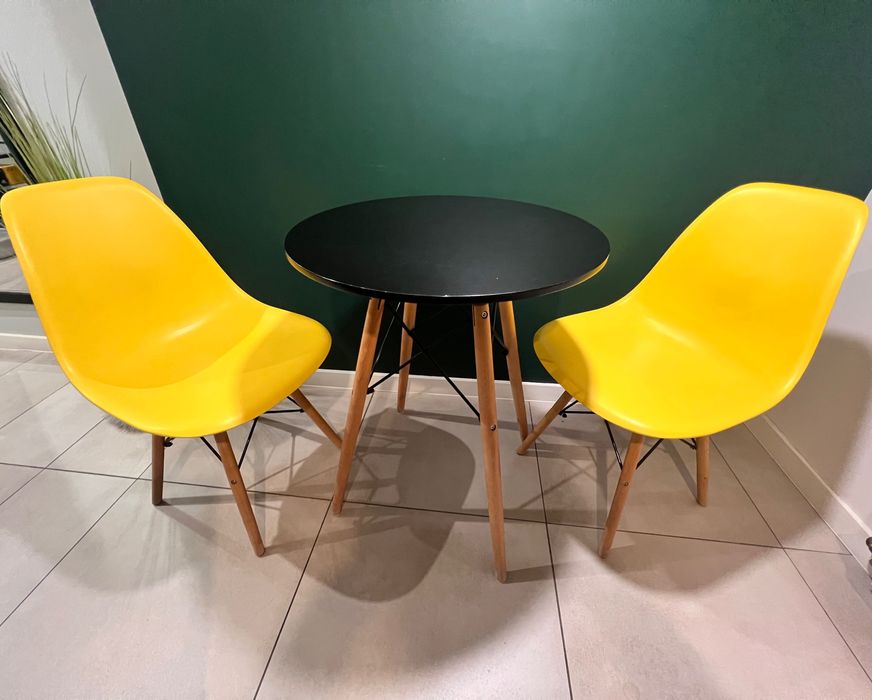 Stół z dwoma krzesłami skandynawskimi