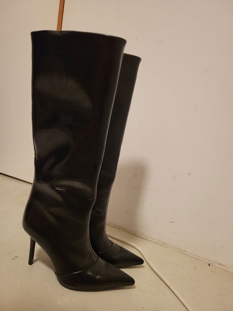 Botas pretas com saltos