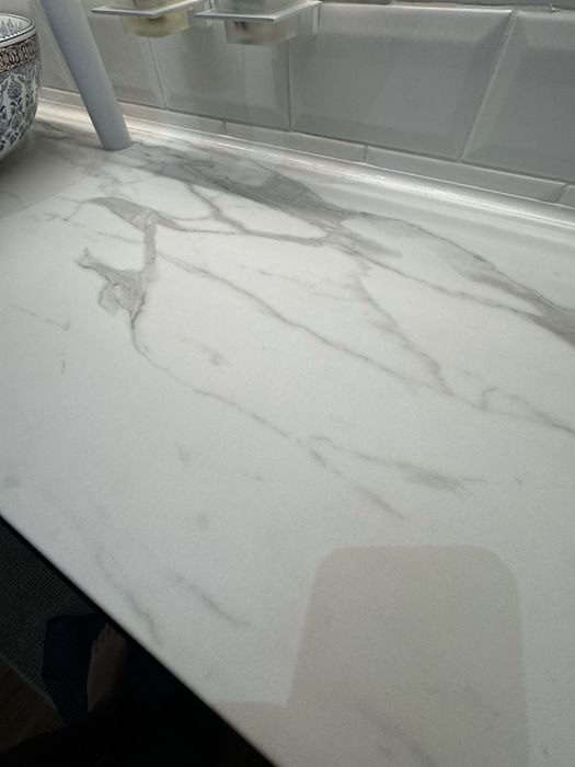 Blat kuchienny lazieńkowy w kolorze marmurowym (bardzo głęboki).