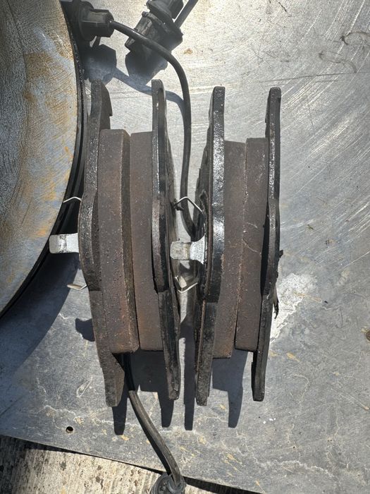 Продам суппорта передние колодки Ауди А4 Б6 Б7