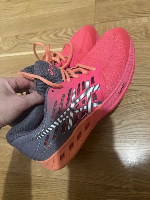 Asics кросовки 39,5 размер для бега и отдыха