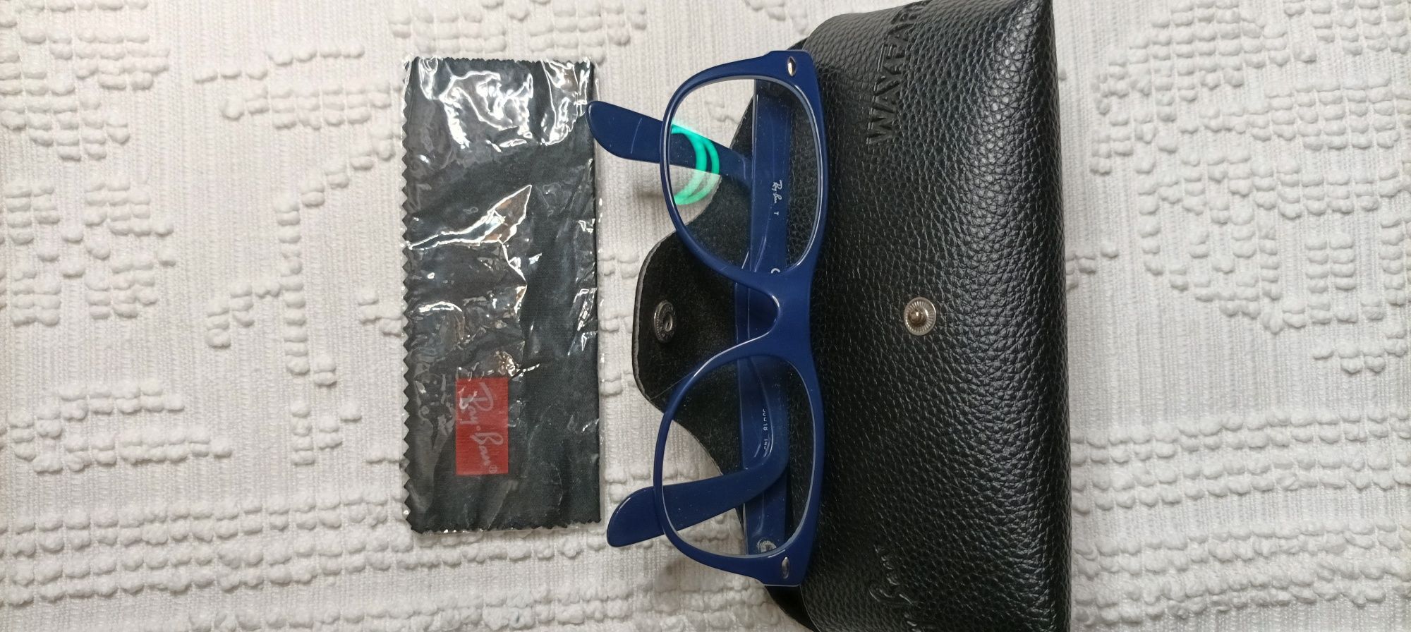 Vendo óculos da marca Ray-Ban, originais, em azul escuro, com bolsa da