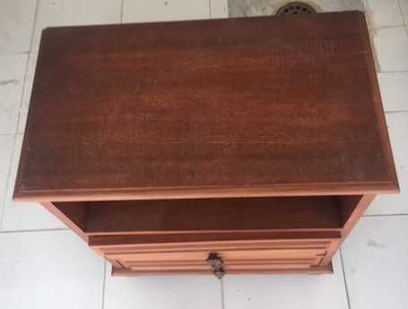 Criado-mudo / Mesa de Cabeceira