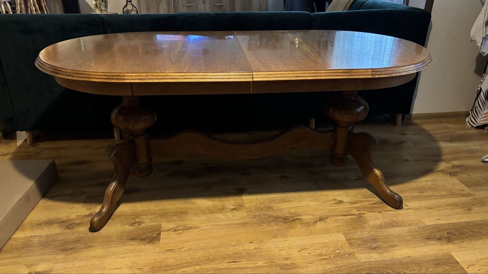 Masywny debowy stół