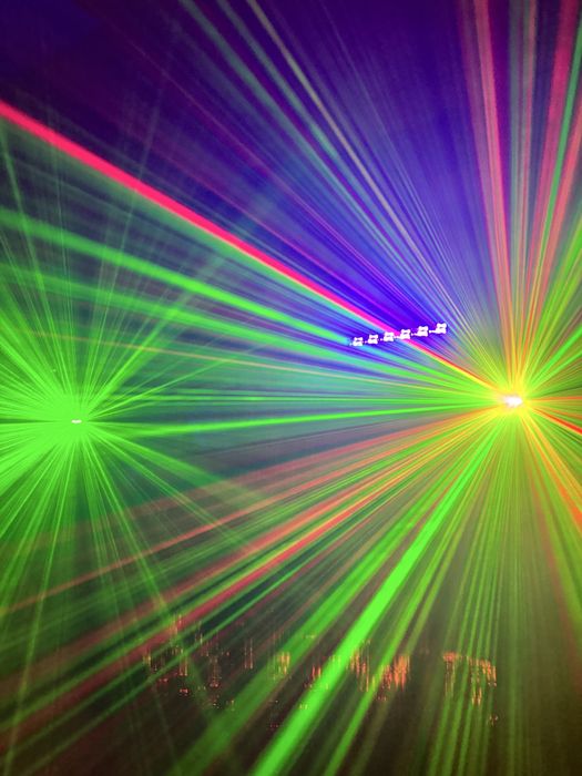 Wynajem głośnika JBL PARTYBOX 710 + światła, dym, mikrofony PAKIET
