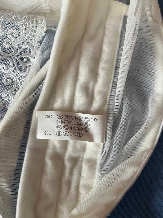nowy bardzo elegancki gorset w kremowym kolorze