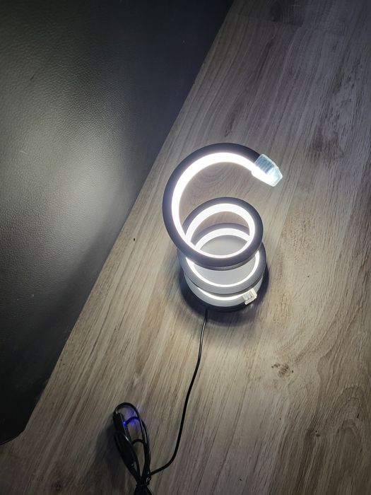 Lampka stołowa LED 20W 3 tryby światła kolor czarny Nowa