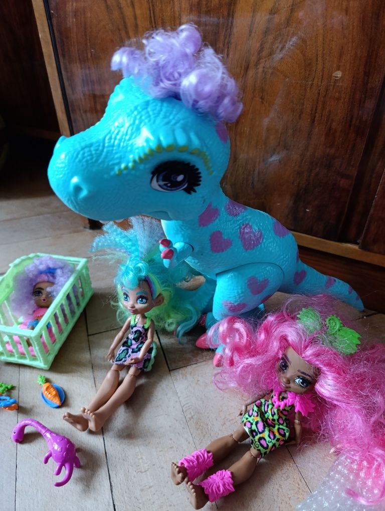 Dinozaur, lalki Cave club plus Barbie syrenka